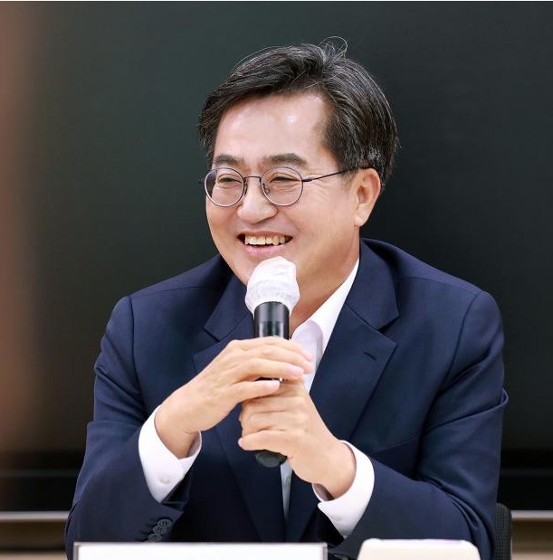 김동연 경기도지사가 9월14일 KBS 라디오 ‘정관용의 시사본부’에 출연해 윤석열 정부 이후 새 정부 출범 100일을 평가하며 "대한민국이 역주행과 탈선을 멈추고 본 궤도에 올라섰다"고 밝혔다. 