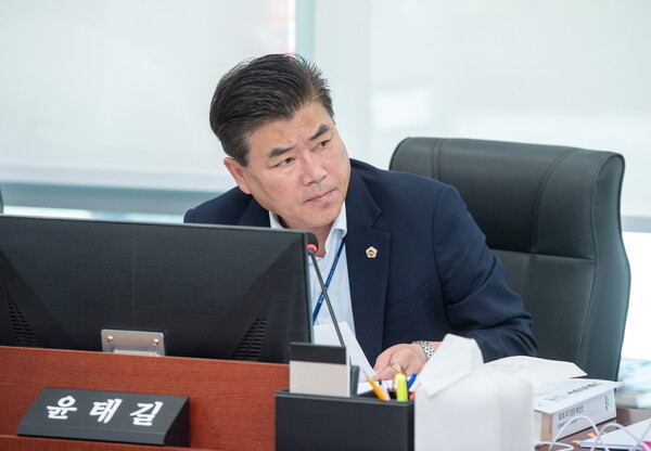 경기도의회 보건복지위원회 윤태길(국민의힘, 하남1) 의원은 9월 11일 제386회 임시회 경기도 복지국․보건건강국․보건환경연구원 제2회 추가경정예산안 심사에서 장애수당 수요조사 부실 문제를 지적하며 철저한 재검토와 예산 증액을 요구했다. (사진=경기도의회)