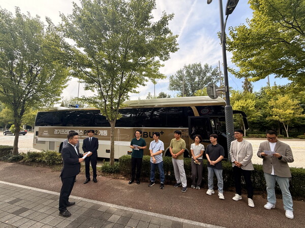 문병근 부위원장은 15일 수원 프리미엄 버스(P5342) 노선 개통식에 참석해  새롭게 출발하는 프리미엄 버스 노선의 성공적인 운영을 기원했다.(사진=경기도의회)