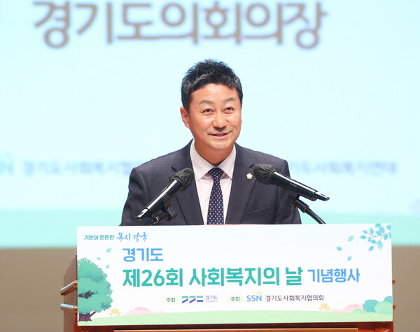 김진경 경기도의회 의장은 15일 오후 경기도경제과학진흥원에서 열린 ‘경기도 제26회 사회복지의 날 기념식’에 참석해 인사말을 통해 어려움 환경 속에서도 헌신한 사회복지인들에 감사를 표했다.(사진=경기도의회)
