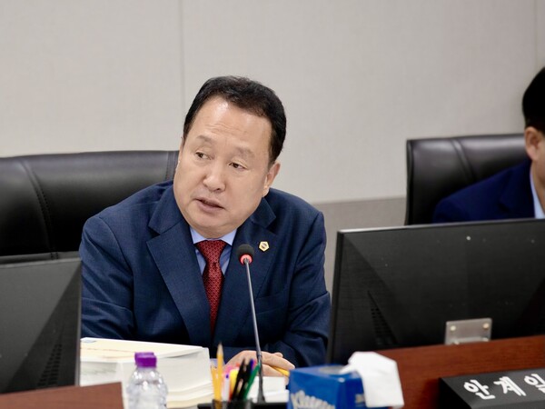 경기도의회 예산결산특별위원회 소속 안계일(국민의힘, 성남7) 의원이 9월15일 2025년도 제2차 추가경정예산안 심사에서 예술인 기회소득과 청년문화예술패스 사업의 반복되는 예산 추계 오류와 시군 예산 부담 전가 문제를 지적했다. (사진=경기도의회)
