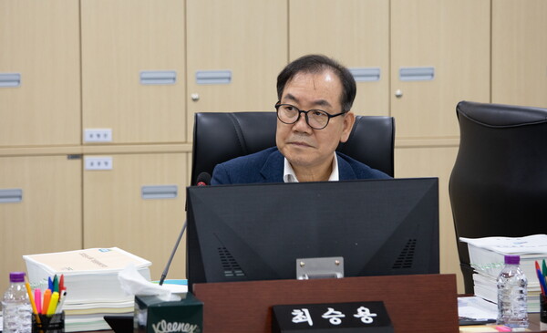 경기도의회 예산결산특별위원회 최승용(국민의힘, 비례) 위원은 9월15일 2025년도 제2회 추가경정예산안 심사에서 협의 지연으로 본예산이 전액 삭감된 사안과 관련해 경기도 재정 신뢰성 논란을 제기했다. 또한 증액 사업의 추경 편성 타당성 문제도 지적했다. (사진=경기도의회)