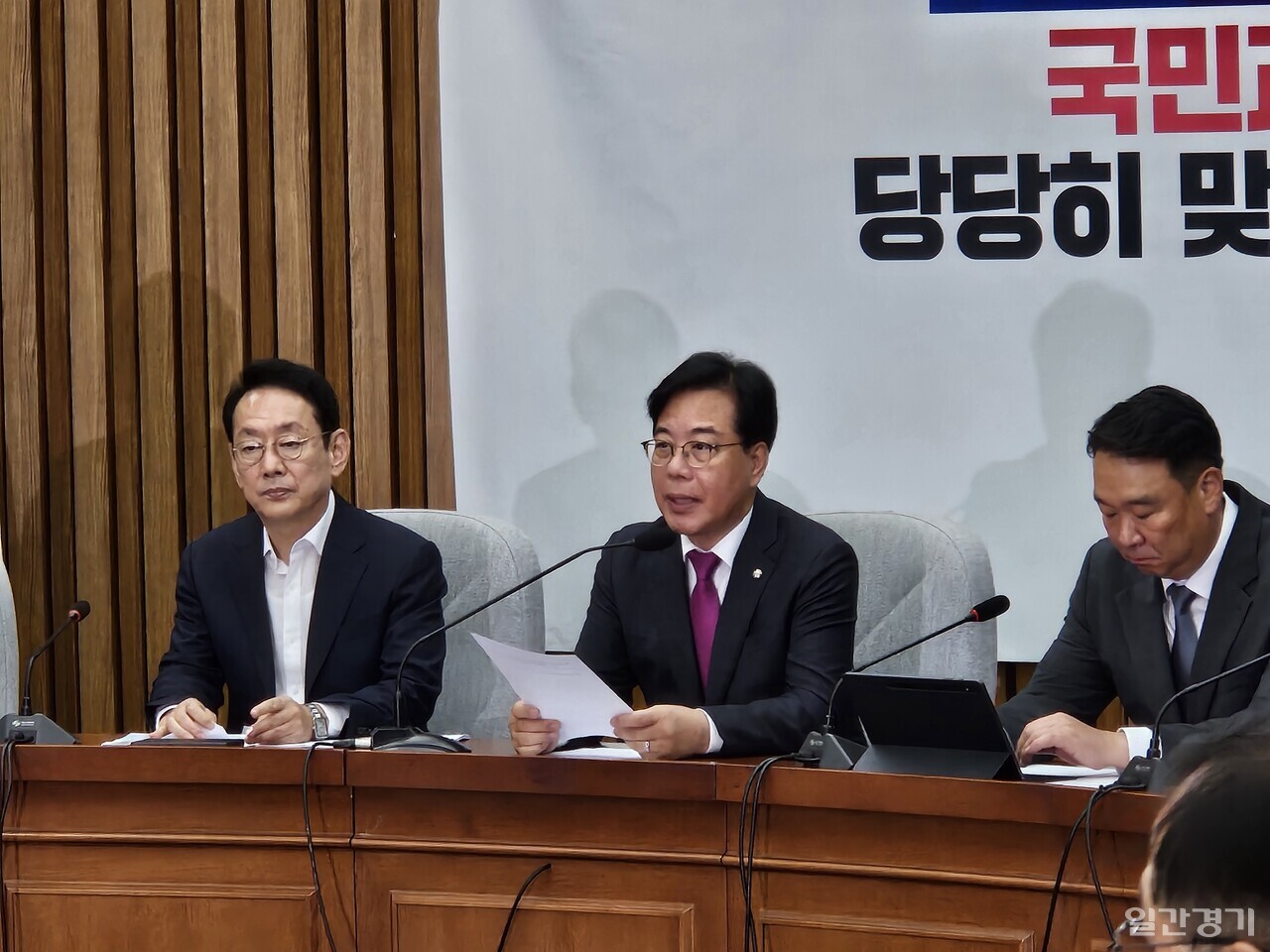 송언석 국민의힘 원내대표는 16일 국회에서 열린 원내대책회의에서 이재명 대통령을 향해 조희대 대법원장의 사퇴 압박에 대해 입장 표명을 요청했다. (사진=홍정윤 기자)