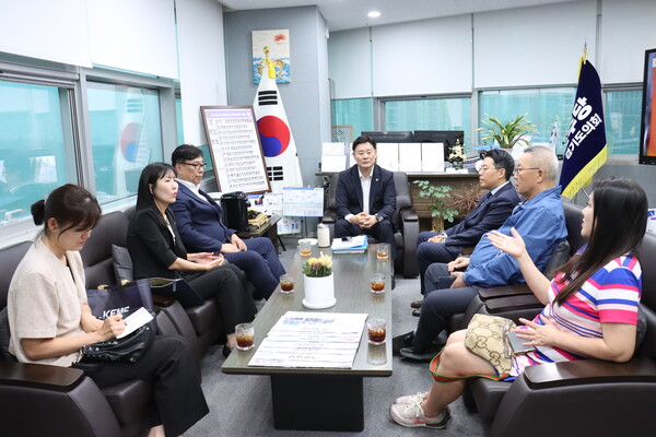 경기도의회 더민주당 최종현 대표의원은 16일 교섭단체 회의실에서 경기도소상공인연합회와 골목상권 상생 방안 마련을 위한 간담회를 갖고 소상공인들의 경영 부담 등의 현실적인 어려움을 전하며 이를 해결하기 위한 다양한 정책 방안을 모색했다.(사진=경기도의회)