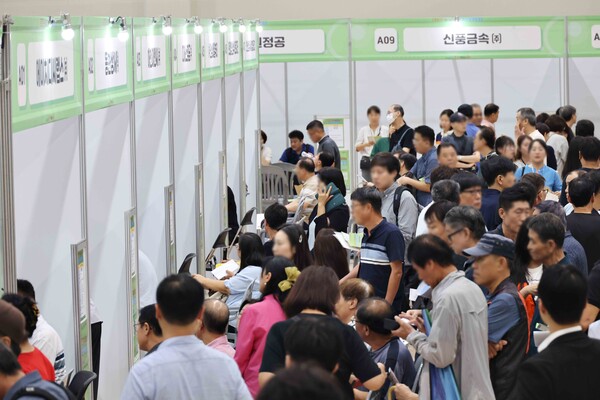 인천 동구가 9월17일 주민행복센터에서 ‘2025년 뿌리기업과 함께하는 동구 채용박람회’를 개최해 47개 기업과 500여 구직자가 참여한 가운데 행사를 마무리했다. (사진=동구)