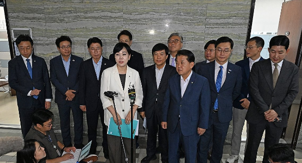 더불어민주당 ‘3대 특검 종합대응특별위원회(위원장 전현희)’는 9월18일 ‘윤석열·김건희 등의 국정농단 사건 진상 규명을 위한 전담재판부 설치에 관한 법률안’을 국회 의안과에 제출했다.(사진=연합뉴스)