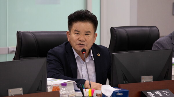 문병근 의원은 17일 제386회 임시회 제2차 예산결산특별위원회에서 대안교육기관 이용 청소년 급식 지원 감액에 대해 질의하며 다른 통계목에서 예산을 절감한다고 해도 청소년 급식비가 감액된 점에 대해 강하게 질타했다.(사진=경기도의회)