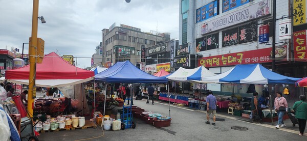 9월19일 포천시 소흘읍 송우리에서 5일장이 열렸다. 이른 아침부터 모여든 상인들은 좌판을 깔고 각종 채소와 과일, 생선 등을 팔고 시민들은 신중하게 물건들을 살펴보고 있다.(사진=김동현 기자)