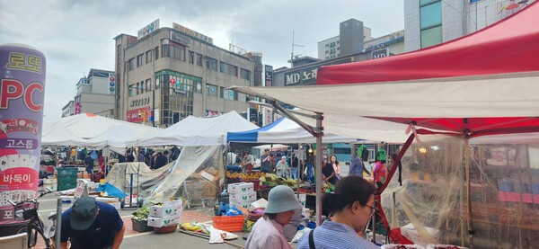 9월19일 포천시 소흘읍 송우리에서 5일장이 열렸다. 이른 아침부터 모여든 상인들은 좌판을 깔고 각종 채소와 과일, 생선 등을 팔고 시민들은 신중하게 물건들을 살펴보고 있다.