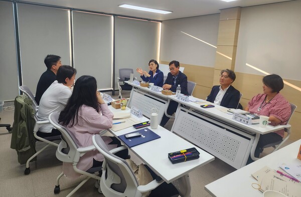 경기도사회서비스원은 9월18일 경기도인재개발원에서 제12차 노사협의회를 열고 제1기 노사위원 3년간의 활동과 성과를 공유했다. 