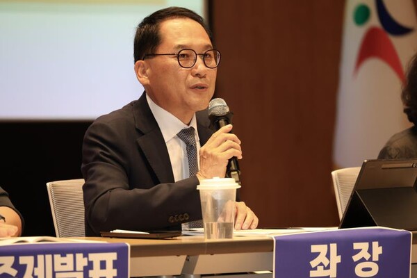 경기도의회 교육기획위원회 안광률(민주당, 시흥1) 위원장은 9월18일 경기도교육청 대강당에서 열린 '2025 경기교육 정책토론회'에서 학교 내 휴대전화 사용에 관한 균형 있는 정책 마련 필요성을 강조했다. 