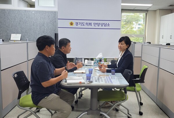 경기도의회 이채명 의원(더불어민주당, 안양6)은 9월18일 의회 안양상담소에서 안양도시공사와 함께 주차요금시스템 개선 방안을 논의했다. 