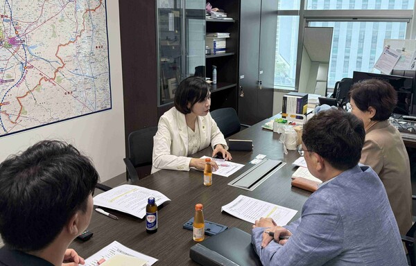 황세주 의원은 지난 19일 경기도의회에서 배소영 경기도 농식품유통과장, 남기영 농산물마케팅장 등 농업정책 실무진과 간담회를 갖고, 농산물산지유통센터 건립 계획을 점검하고 지원 방안을 논의했다. (사진=경기도의회)