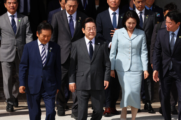 유엔총회 참석차 출국하는 이재명 대통령이 22일 성남 서울공항에서 공군 1호기로 향하며 더불어민주당 정청래 대표, 강훈식 비서실장과 대화하고 있다. (사진=연합뉴스)