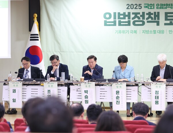 박승원 광명시장이 9월24일 국회예산정책처 주관 '2025 국회 입법박람회' 기후위기 입법정책 토론회에 참석해 기후위기 대응을 위해 지방정부에 인력과 재정 지원을 강화해야 한다고 밝혔다. (사진=광명시)