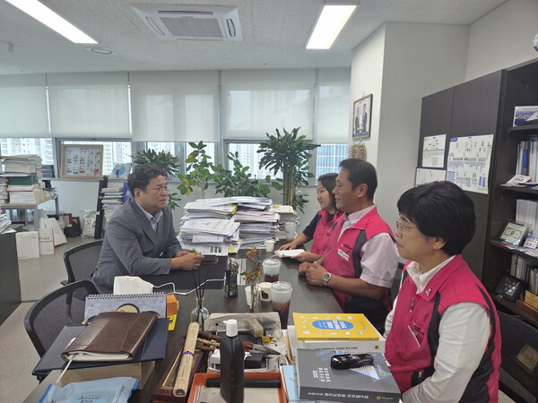 김호겸 도의원이 24일 오전 의원실에서 경기도교육청 관내 조리실무사 대표단과 간담회를 열고 경기도내 학교급식실 환경 개선사업에 대한 논의를 하고 있다.(사진=경기도의회)