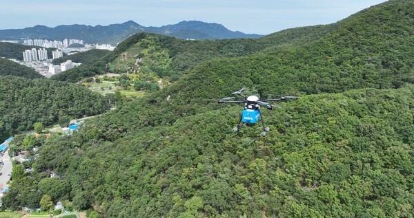 안양시는 올해 처음 추진하는 드론 배송 사업을 통해 드론배송거점에서 배달점으로 식음료와 생필품 등을 운송하는 서비스를 운영한다. (사진=안양시)