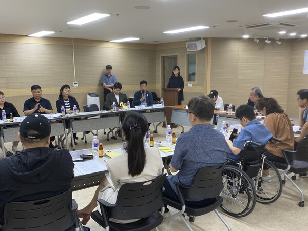 최만식 도의원은 23일 성남시장애인단체연합회 대강당에서 열린 정담회에 참석해 장애인단체와 당사자들의 현안을 직접 청취하고 있다.(사진=경기도의회)