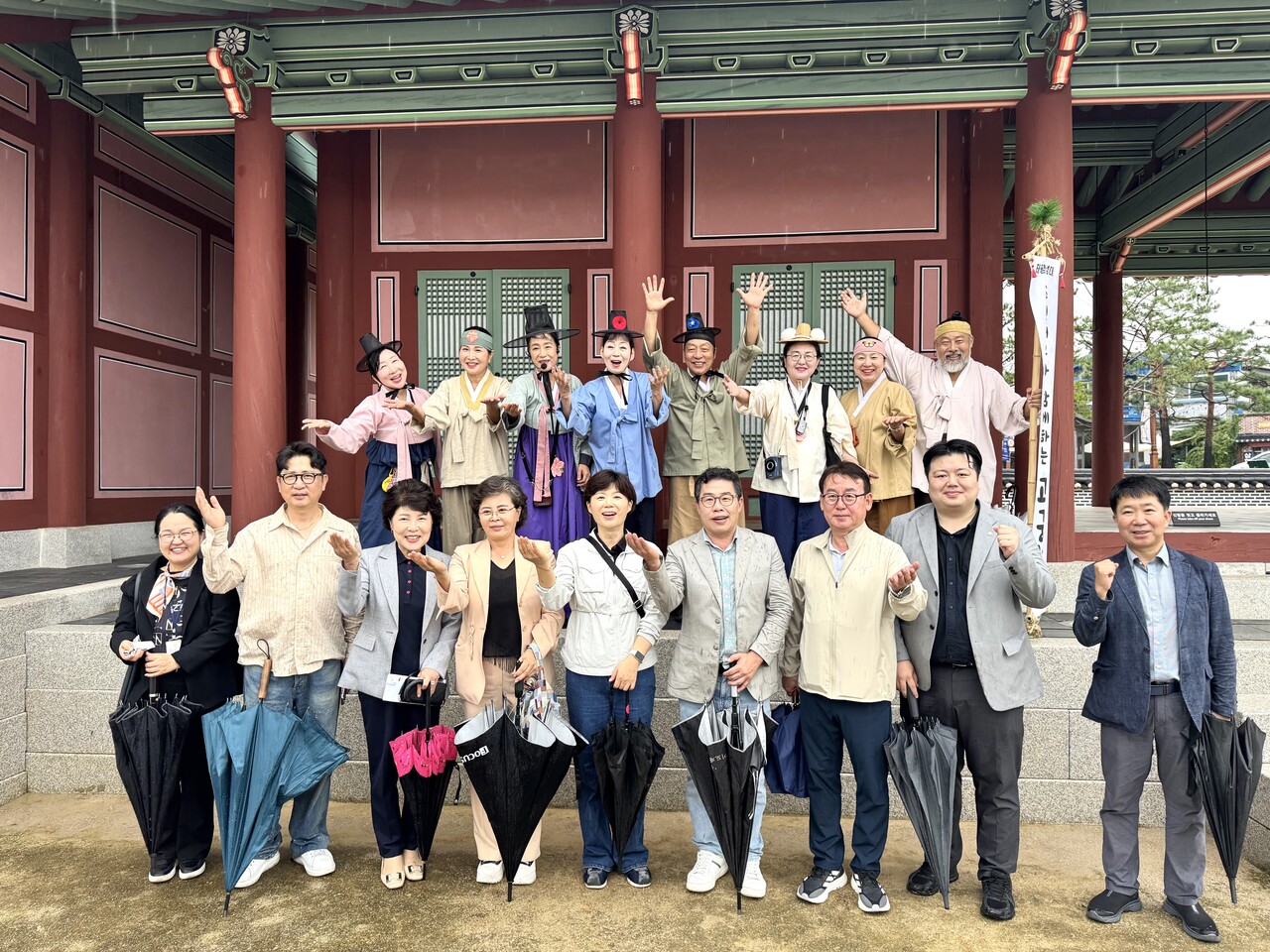 수원특례시의회 문화체육교육위원회는 9월24일 유네스코 지원사업으로 기획된 수원화성 태평성대 현장 프로그램에 참여하여 지역문화유산의 가치를 확인하고 수원관광 활성화를 위한 발전 방향을 모색했다. (사진=수원특례시의회)