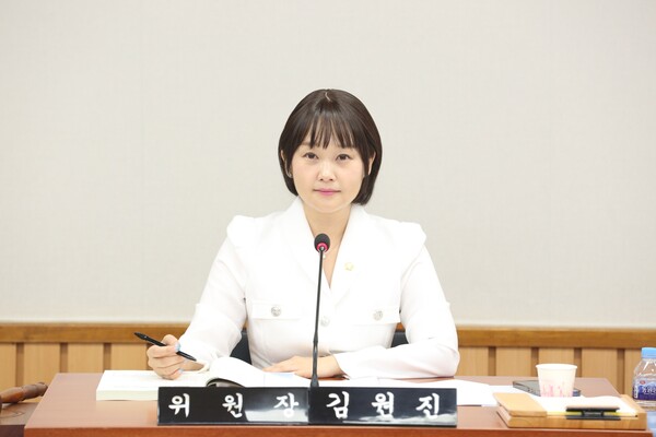 서구의회 김원진 위원장이 9월23일 열린 제1차 기획행정위원회 2026년도 주요업무 보고에서 제3연륙교 통행료 무료화 추진의 재정 불확실성과 주민 피해 우려를 지적했다. (사진=서구의회)