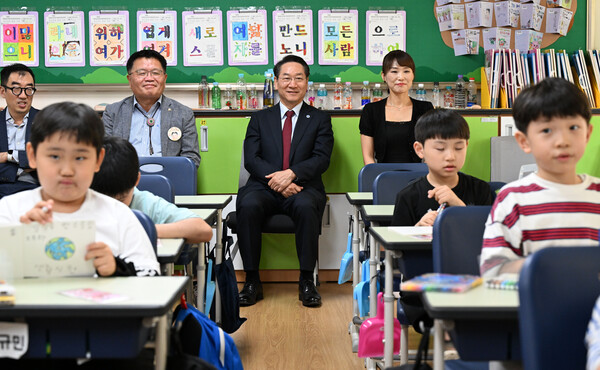 유정복 인천시장이 25일 남동구 상아초등학교에서 늘봄 프로그램 ‘지구를 지키는 초록이’ 수업을 참관하고 있다.(사진=인천시)