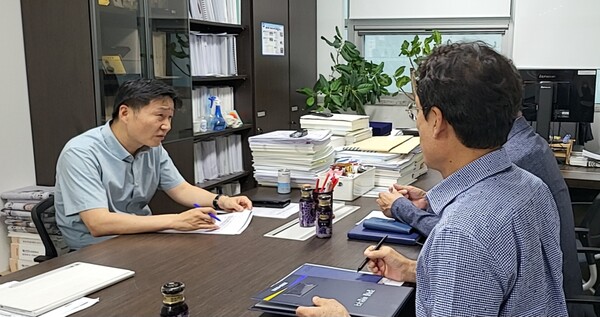 김태희 도의원은 지난 24일 경기도의회에서 ‘화학사고 예방·악취저감’과 ‘대기오염경보 알림 개선’ 정담회를 잇달아 열고 도민 안전관리 강화와 건강 보호를 위한 실효성 있는 정책방안을 논의했다.(사진=경기도의회)