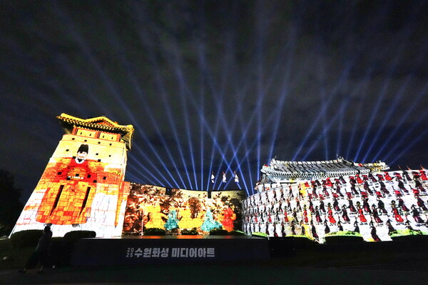 화서문 성벽에 2025 수원화성 미디어아트 메인 작품인 ‘새빛 향연’이 상영되고 있다. (사진=수원시)