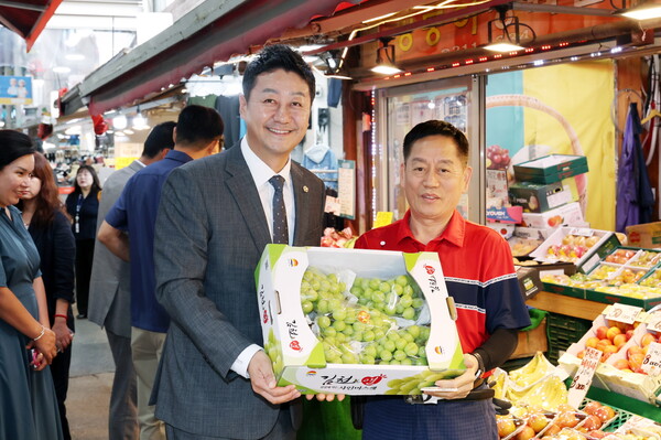 김진경 경기도의회 의장은 추석 명절을 앞둔 30일 시흥 삼미시장에서 ‘찾아가는 현장 도의회-민생현장’을 열고 전통시장과 골목상권 활성화 방안을 논의했다.(사진=경기도의회)