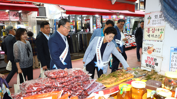 경기신용보증재단 시석중 이사장과 남경순 경기도의원은 민족 최대의 명절인 추석을 앞두고 전통시장을 방문해 상인들을 격려하고 애로사항을 청취했다.(사진=경기신보)