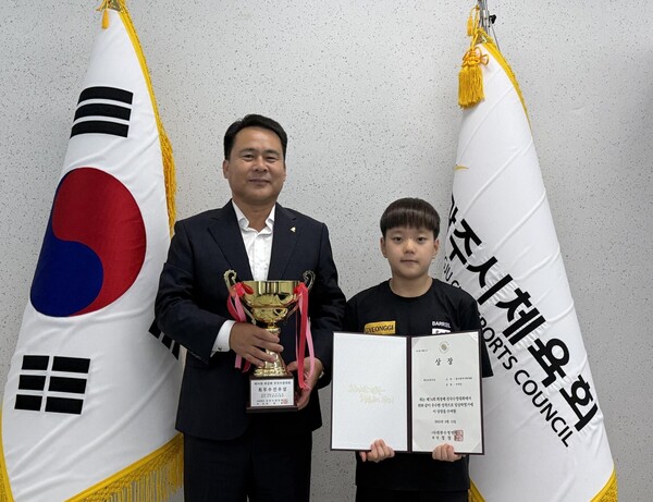 광주시체육회 G-스포츠클럽 수영팀 이서진 선수가 제74회 회장배 전국 수영대회에서 최우수 선수상을 받았다. (사진=광주시체육회)