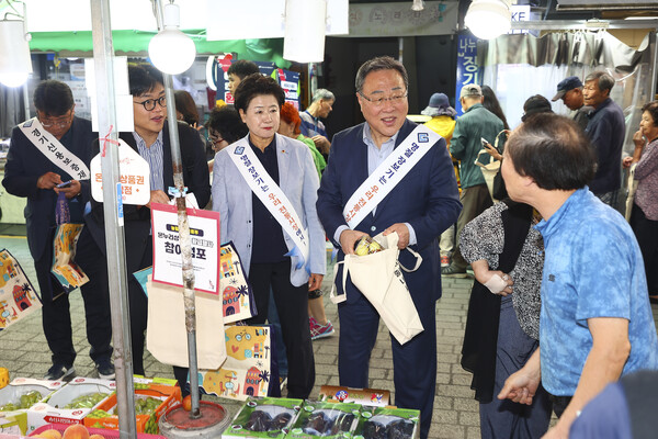 남경순 의원은 1일 시석중 경기신보 이사장 등 관계자들과 함께 수원특례시 북수원시장을 방문해 전통시장 상인들과의 현장 소통을 한뒤  ‘추석맞이 전통시장 장보기 행사’에 참석했다. (사진=경기도의회)
