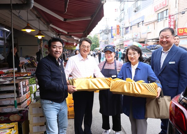 10월3일 김동연 경기도지사가 파주 문산자유시장을 찾아 경기침체로 어려움을 겪는 소상공인과 전통시장 상인들을 격려했다. (사진=경기도)