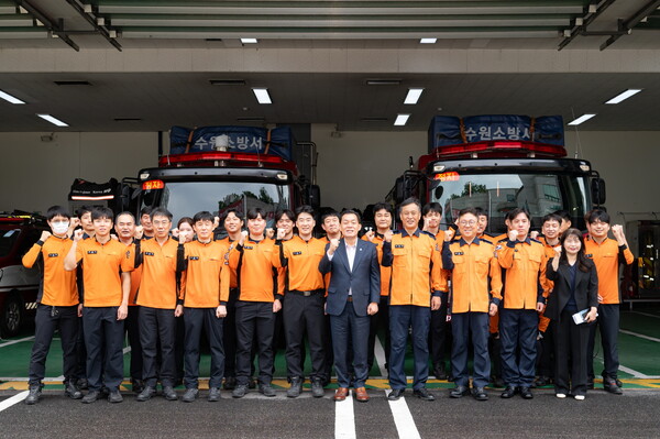 이재준 수원시장이 10월3일 추석 연휴 기간에도 시민 안전과 편의를 위해 근무하는 소방관·경찰·공무원들을 찾아 격려했다 (사진=수원시)
