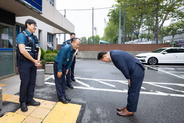 이재준 수원시장이 10월3일 추석 연휴 기간에도 시민 안전과 편의를 위해 근무하는 소방관·경찰·공무원들을 찾아 격려했다 (사진=수원시)