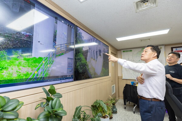 이재준 수원시장이 10월3일 추석 연휴 기간에도 시민 안전과 편의를 위해 근무하는 소방관·경찰·공무원들을 찾아 격려했다 (사진=수원시)