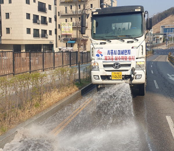 시흥시가 10월1일부터 11월15일까지 미세먼지 제거용 살수차 4대를 도심 곳곳에서 운행한다.