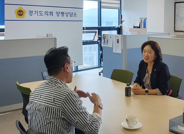 이혜원 도의원은 10월2일 경기도의회 양평상담소에서 Y 클래식클럽 관계자와 함께 양평군 관내 공연 활성화 및 기부 공연 확대 방안에 대해 논의하고 있다.(사진=경기도의회)