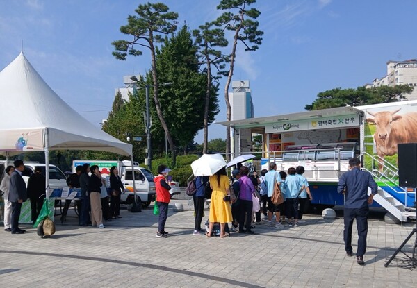 평택시는 지난 9월29일부터 10월1일까지 이충 로컬푸드 직매장 앞 △ 안중 서부복지타운 앞 광장 △ 평택시청 앞 광장에서 권역별로 추석맞이 로컬푸드 직거래장터를 열어 성황리에 마쳤다. (사진=평택시)