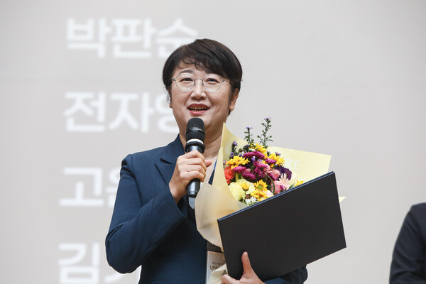 고은정 위원장은 1일 국회 의원회관 대회의실에서 열린 ‘제3회 양성평등정책대상’ 시상식에서 성평등 관점을 제도화하고, 돌봄과 경제영역 전반에서 구조적 격차를 줄이기 위한 의정활동을 높이 평가받아 수상의 영예를 안았다. (사진=경기도의회)