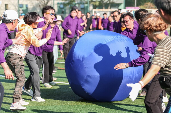 의왕시는 10월 18일 부곡체육공원에서 제37회 시민의 날 기념식 및 한마음 명랑운동회를 개최한다. 사진은 지난해 명랑운동회. (사진=의왕시)