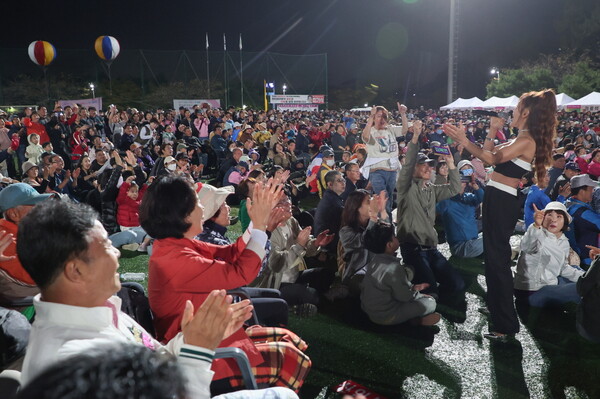 의왕시는 10월 18일 부곡체육공원에서 제37회 시민의 날 기념식 및 한마음 명랑운동회를 개최한다. 사진은 지난해 초청가수 공연 (사진=의왕시)