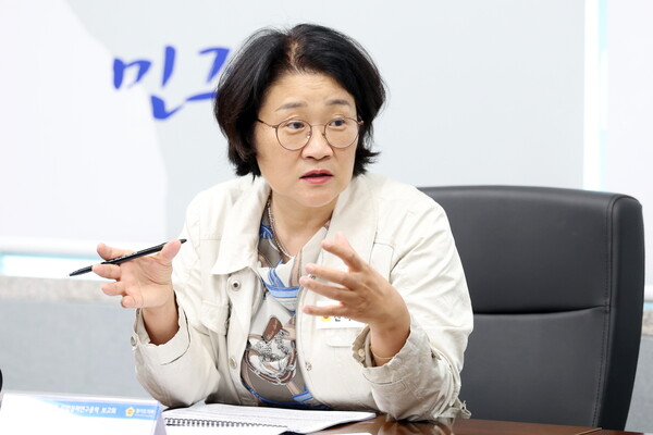 신미숙 도의원은 13일 경기도교육청 학교공간설계 담당 관계자 등이 참석한 가운데 ‘지방교육자치 실현을 위한 학교 공간의 창의적 구성 및 활용에 관한 연구용역 착수보고회’에 참석해 획일화된 학교 공간 설계의 한계를 지적했다.(사진=경기도의회)