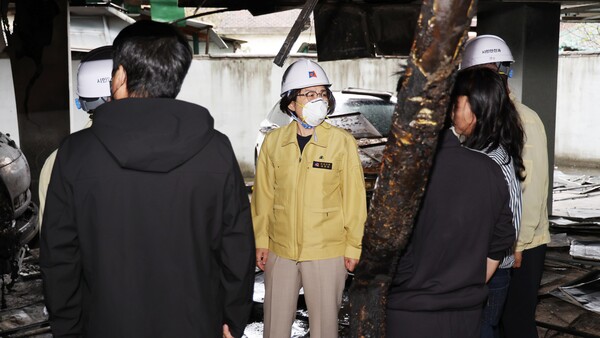 김보라 안성시장은 10월 13일 현장을 방문해 피해 상황을 점검하고 화재 피해자 지원 방안을 모색했다. (사진=안성시)