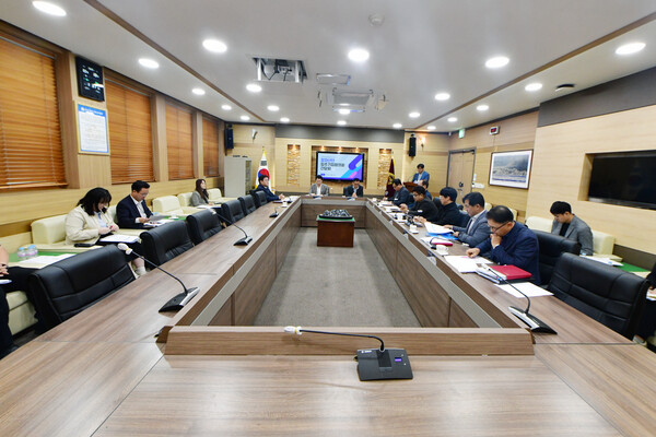 포천시의회는 10월13일 의회 청사 2층 회의실에서 장자산단입주기업체협의회와 ‘포천장자일반산업단지 안정화 대책 마련 간담회’를 열고 산업단지 활성화를 위한 실질적 방안을 논의했다. (사진=포천시의회)