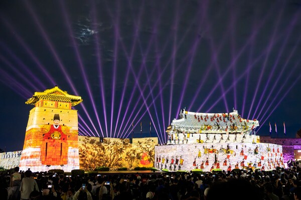 지난 9월 27일부터 10월 12일까지 16일간 화서문·장안공원·장안문 일원에서 2025 수원화성 미디어아트 축제에 관람객 51만여 명이 방문했다. (사진=수원시)