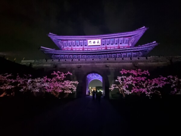 지난 9월 27일부터 10월 12일까지 16일간 화서문&middot;장안공원&middot;장안문 일원에서 2025 수원화성 미디어아트 축제에 관람객 51만여 명이 방문했다. (사진=수원시)