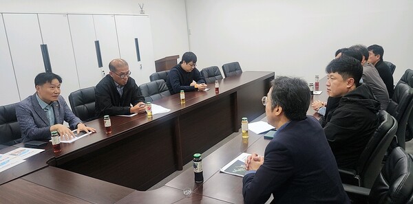 김태희 도의원은 14일 안산시 고잔동에 위치한 경기주택도시공사 안산보상사업소를 방문하여 의왕·군포·안산 공공주택지구 조성사업 추진현황과 관련 주민설명회 개최 준비상황을 점검했다.(사진=경기도의회)
