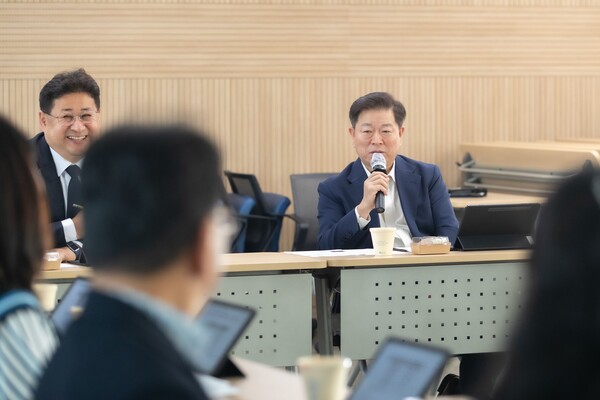 광명 시는 15일 광명시 평생학습원에서 '데이터와 사례로 보는 공공재정의 지역자산화 가능성'을 주제로 정책연구회를 열고, 지역 내 기업과 소상공인에게 공공재정이 순환되도록 하는 구체적 방안을 모색했다. (사진=광명시)