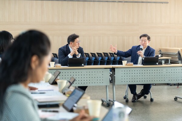 광명 시는 15일 광명시 평생학습원에서 '데이터와 사례로 보는 공공재정의 지역자산화 가능성'을 주제로 정책연구회를 열고, 지역 내 기업과 소상공인에게 공공재정이 순환되도록 하는 구체적 방안을 모색했다. (사진=광명시)