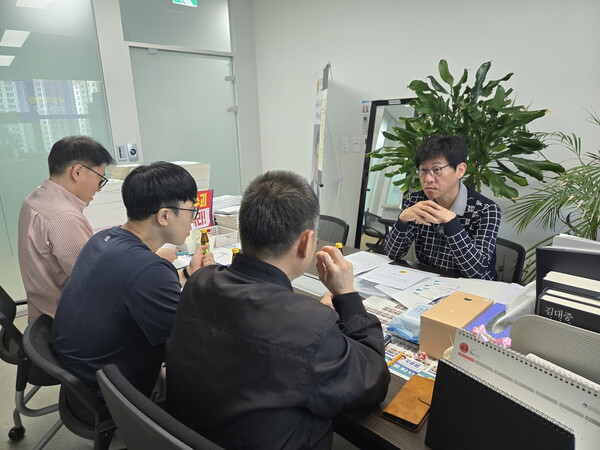 경기도의회 국중범 의원(더불어민주당, 성남4)은 16일 도의회 의원실에서 경기도 도시주택실 공간전략과장 및 담당자들과 함께 성남 원도심 지역난방 열원부지 확보를 위한 현안회의를 진행했다.